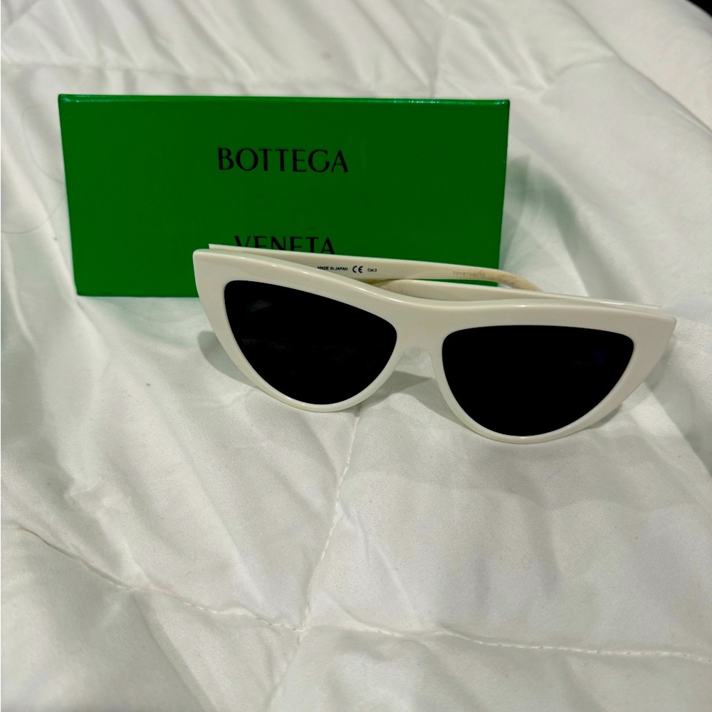 Bottega Veneta White Triangle sunglasses - Picture 1 of 3